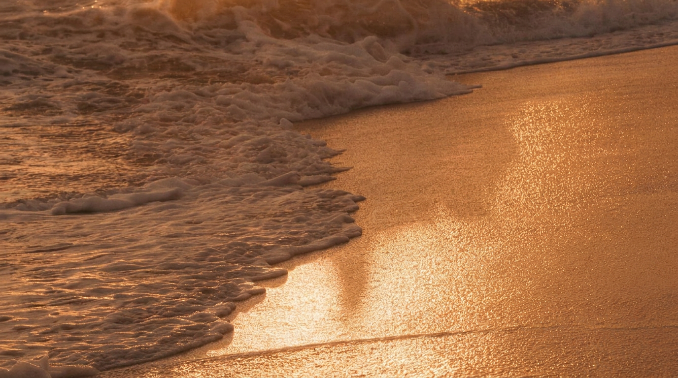 Mar encontrando a areia de Ipanema ao entardecer